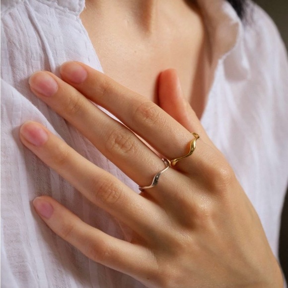 925 Sterling Silver Chic Wavy Statement Ring, Unique Modern Jewelry - Picture 4 of 4